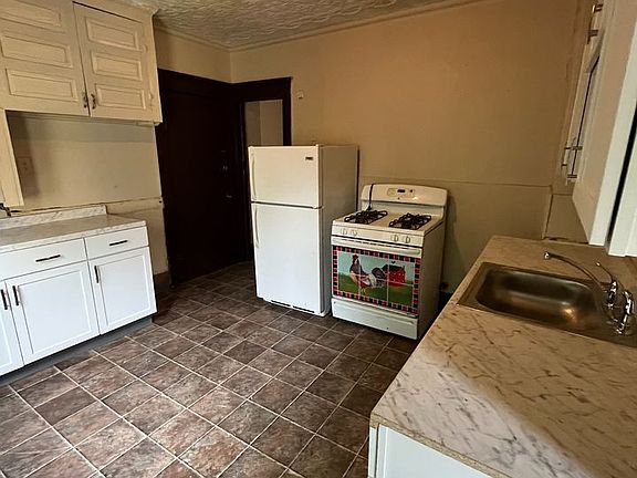 4th image of 121 Richardson Ave #2