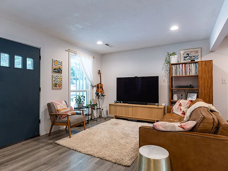 636 S Wood Ave — Photo 2