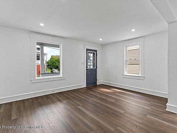 5th image of 292 Lawrence St