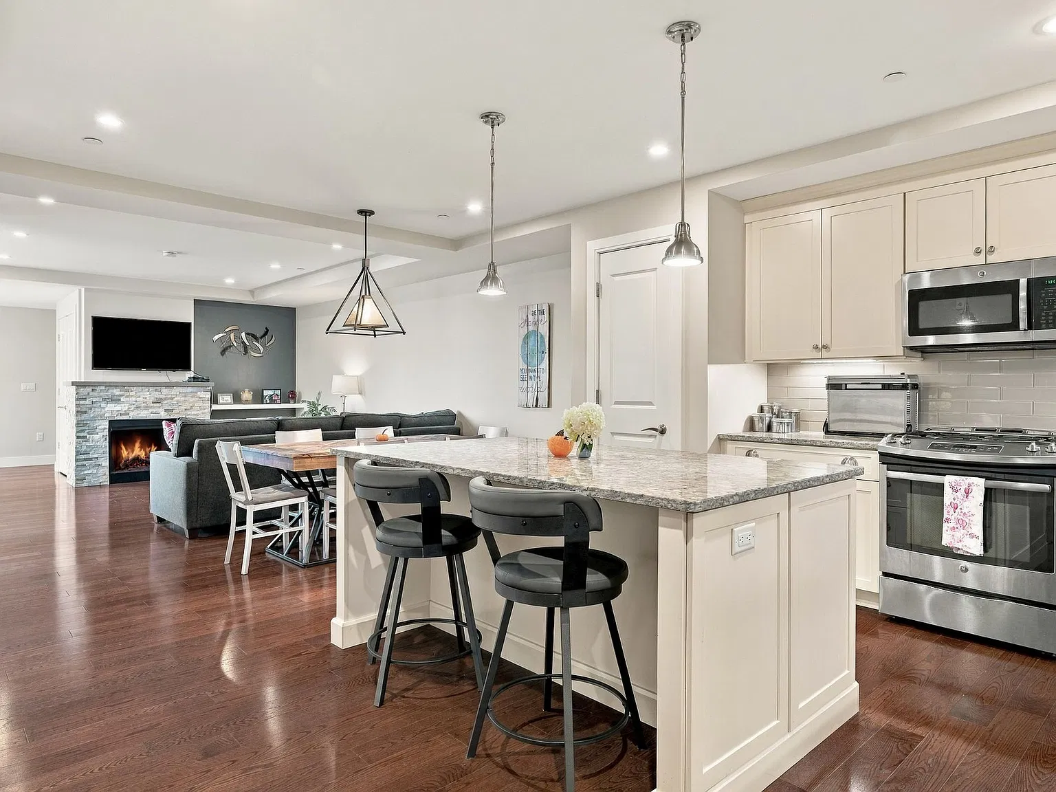 2 bed, 1646 sqft, $3,600 — Photo 4
