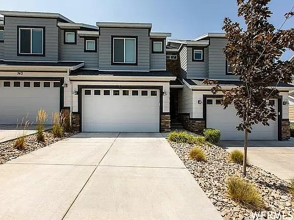 745 W Gallant Dr
