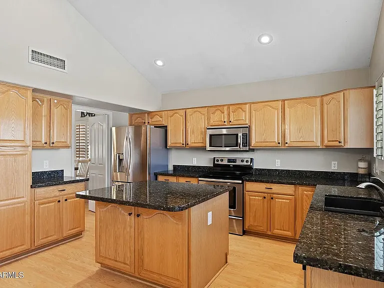 7879 W Kerry Ln — Photo 4