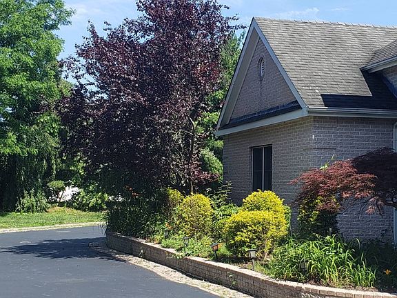 4th image of 98 Stillwell Ln