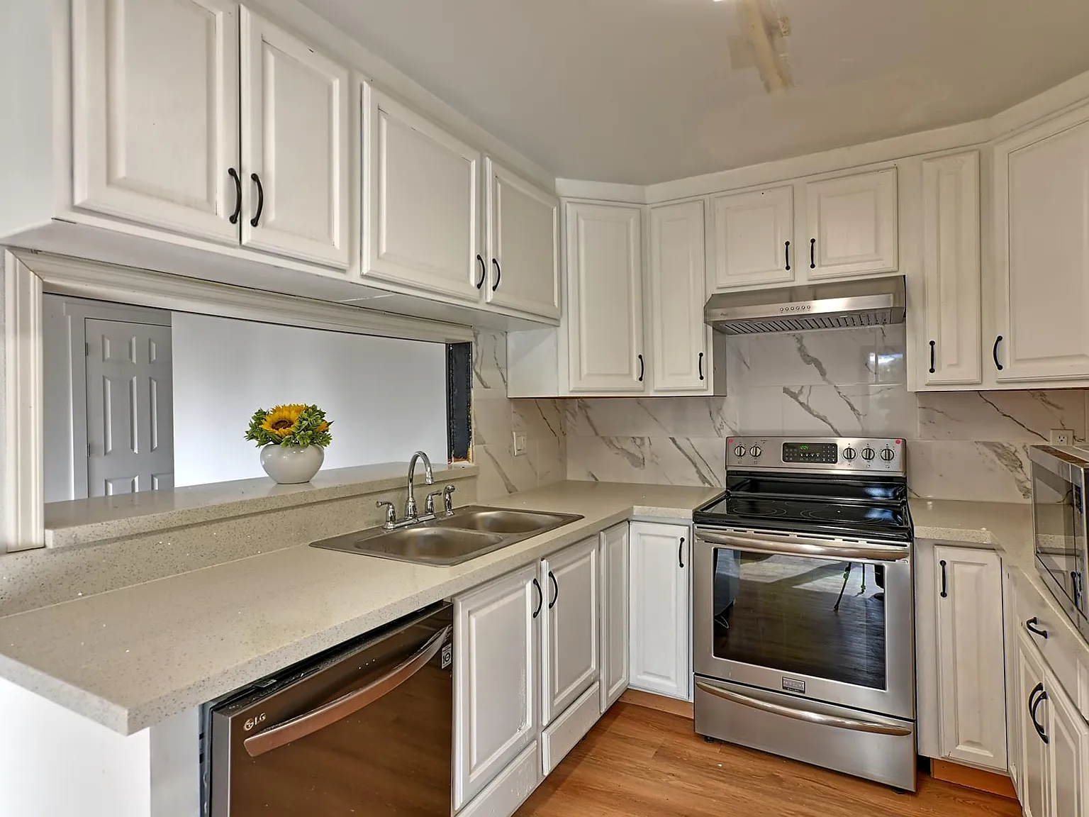 NE 203rd St, Shoreline — Photo 2
