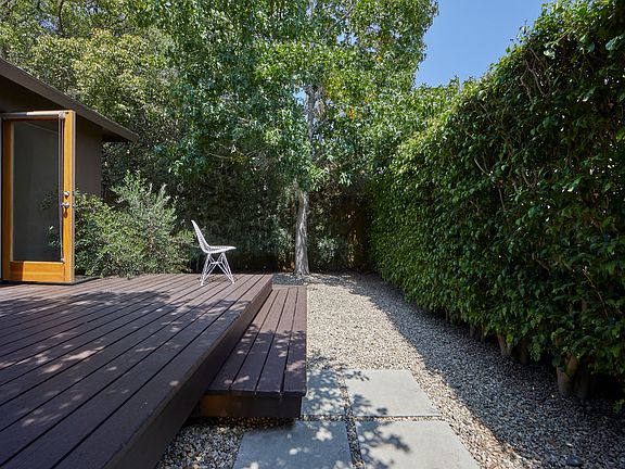 3rd image of 653 Milwood Ave