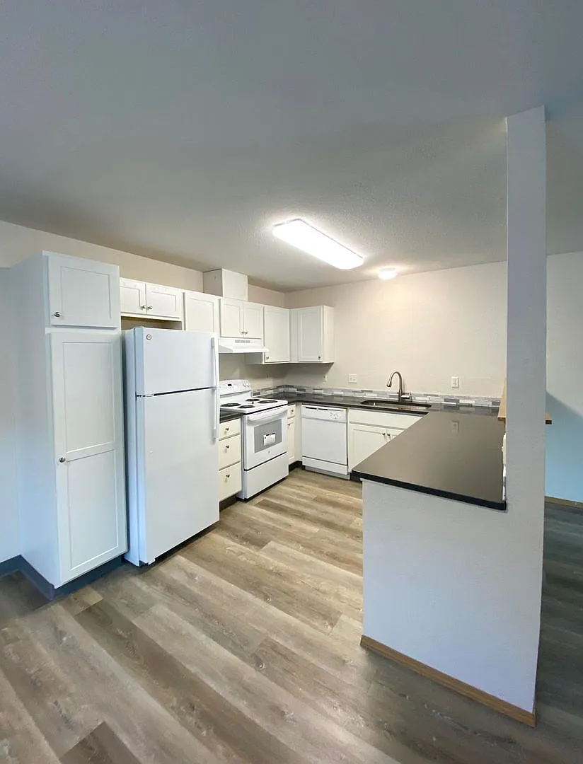 Renovated 2 Bedroom, 1.5 Bath Townhouse with Garage — Photo 4