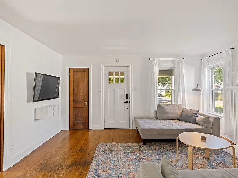 154 E Dominion Blvd — Photo 3