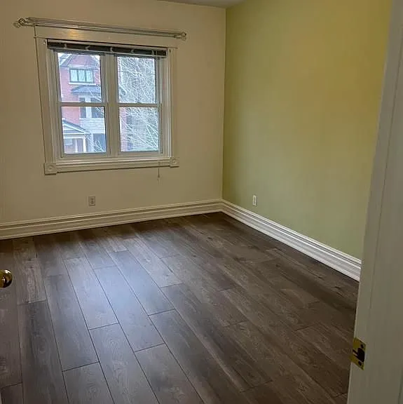50 Manor Rd E — Photo 8
