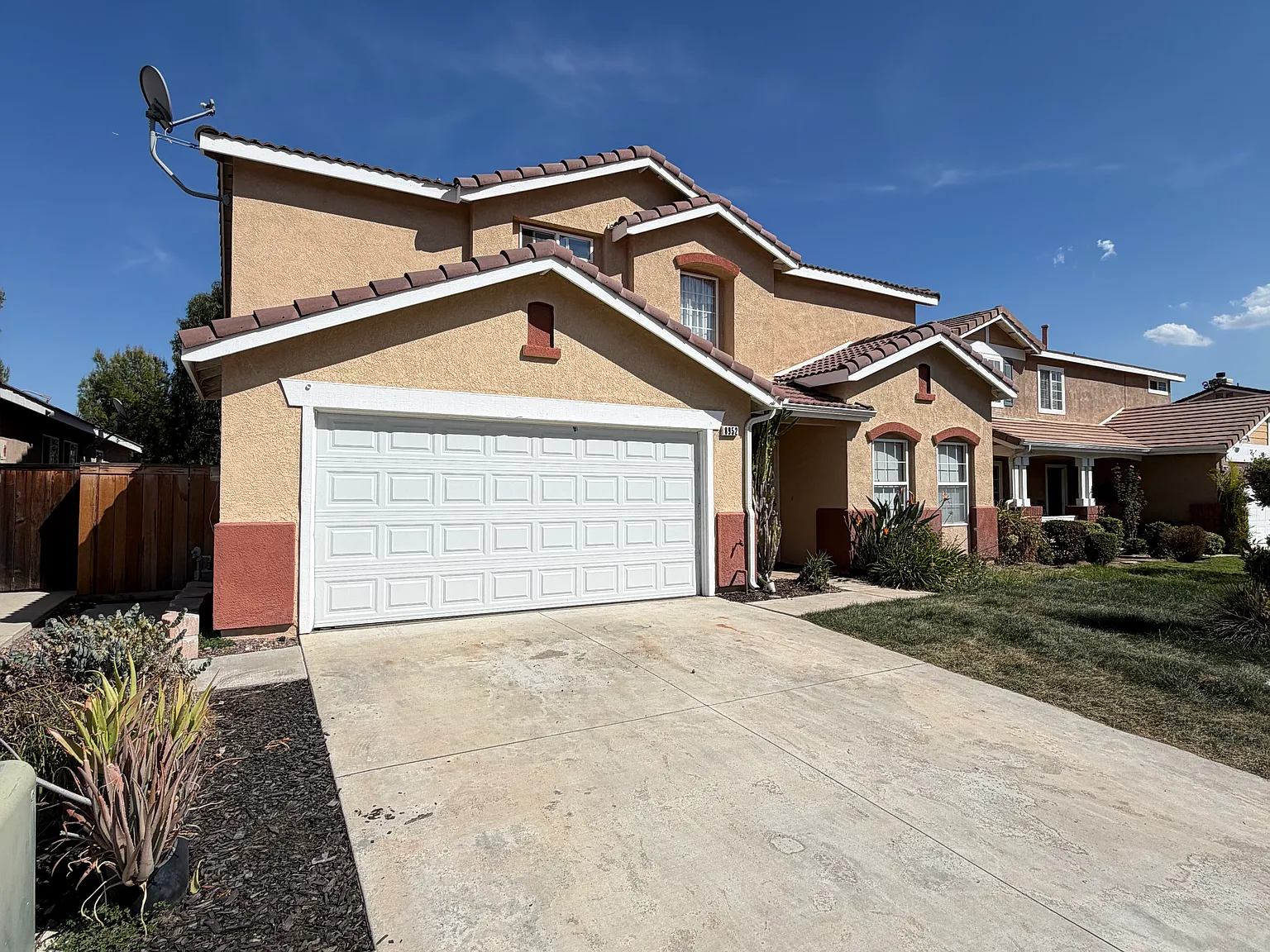 4 bed, 2.5 bath, 2156 sqft, $3,400 — Photo 2