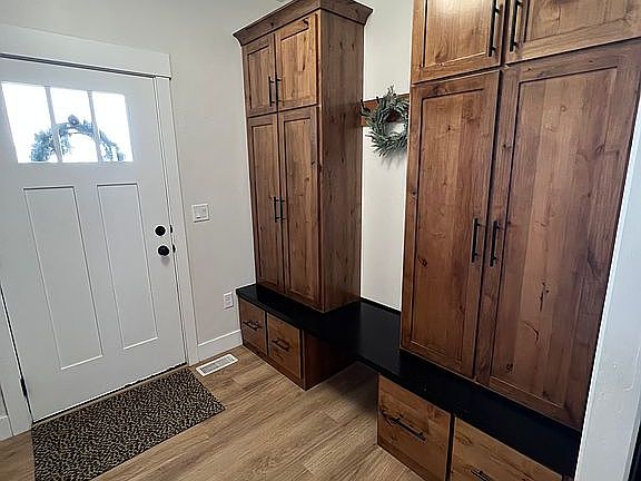 4th image of 560 Aurora Blvd