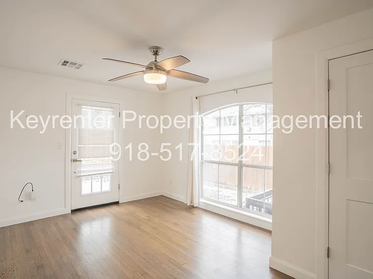 2323 E 13th St — Photo 14