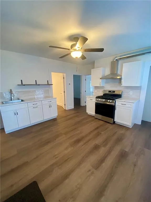 3 bed, 1.0 bath, 1018 sqft, $2,300 — Photo 2