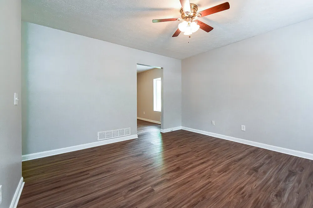 3 bed, 1.0 bath, 912 sqft, $1,595 — Photo 3