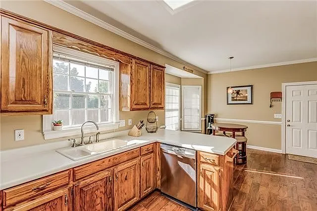 1910 Chartwell Ct — Photo 3