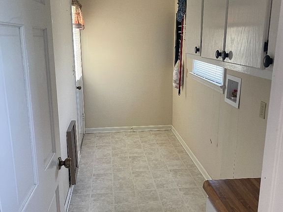 5th image of 233 Woodland St