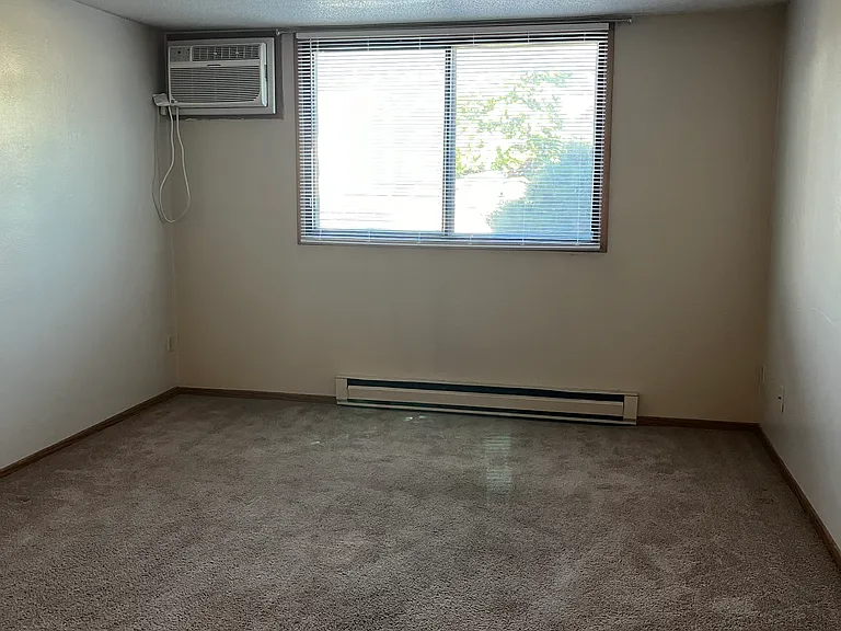 810 Benton Dr — Photo 2