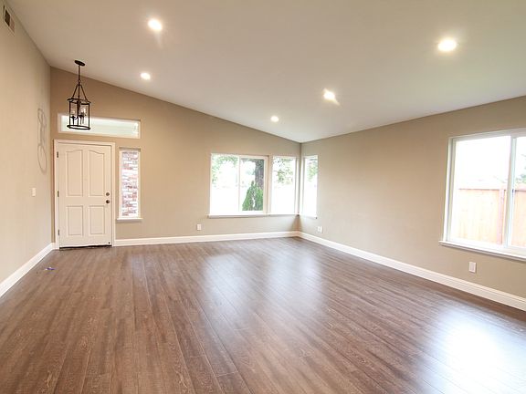 3rd image of 6208 Laguna Wind Dr