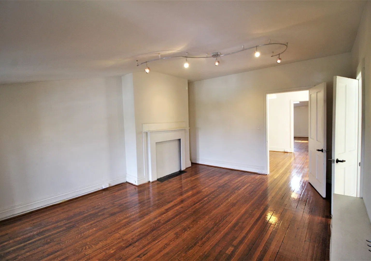 22 E Mt Vernon Place — Photo 2