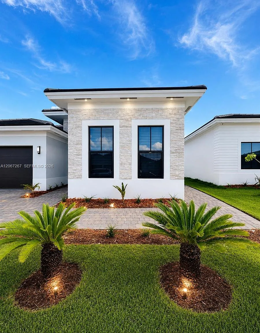 Century Palms West — Photo 1