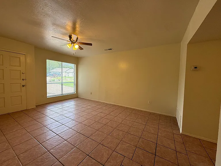 1109 Village Green Dr — Photo 4
