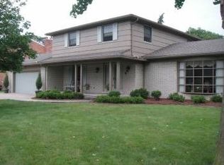 800 Michaux Ln, Grosse Pointe Shores, MI 48236