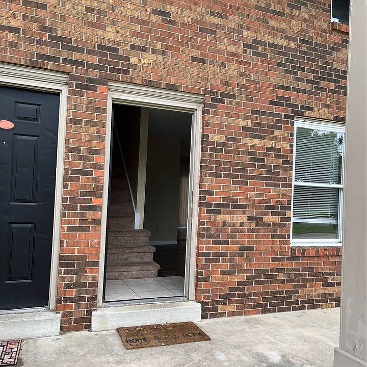 1st image of 250 Wayne Dr #4C