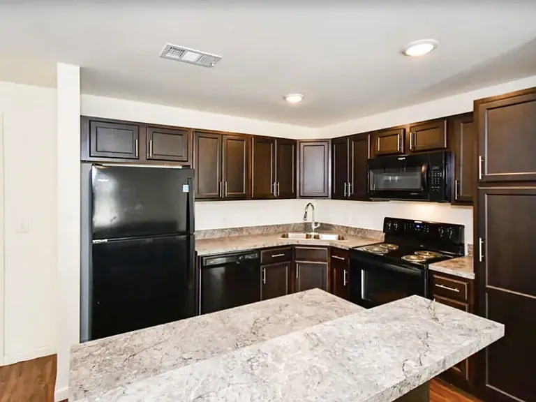Sunland Country Apartments — Photo 13
