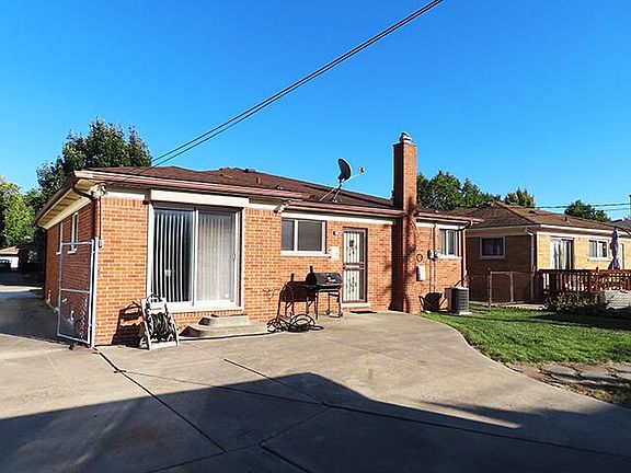 4th image of 23151 Beverly St