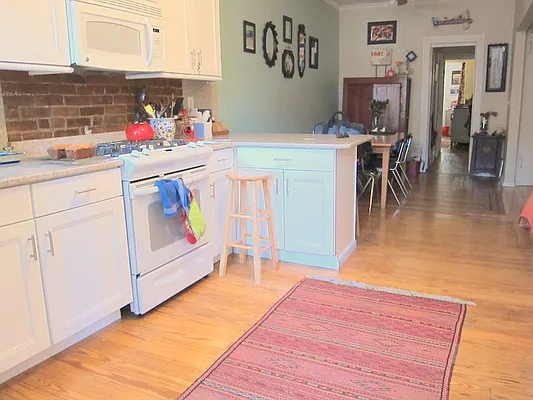 Rented by Chartwell Manhattan Realty | media 4