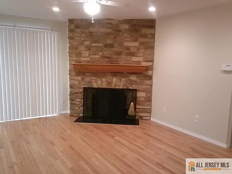 510 Sunshine Ct — Photo 6