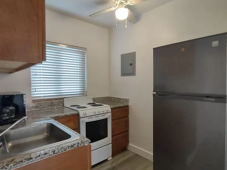635 SW 16th Ave #3 — Photo 6