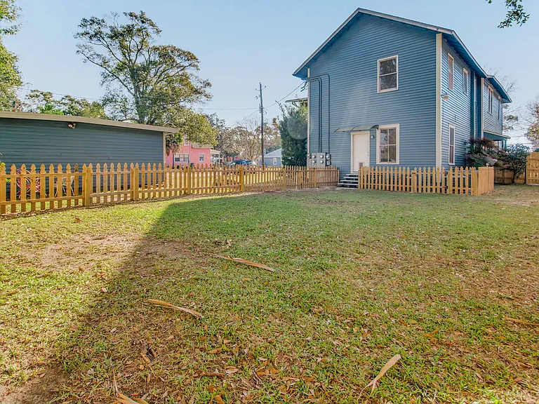1224 E Strong St — Photo 29