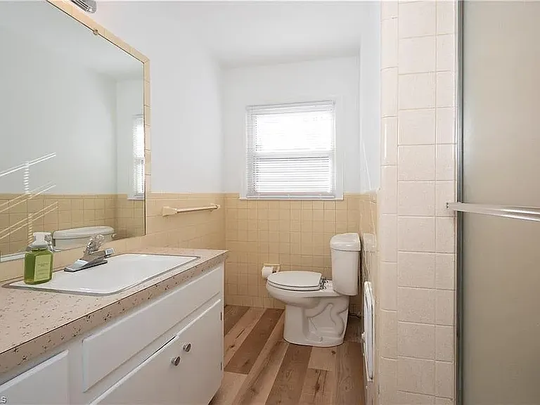 2400 Queen St — Photo 14