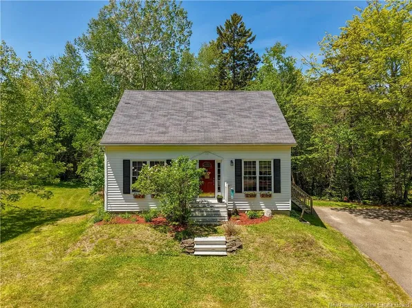 84 Tudor Ave, New Maryland, NB E3C 1X6