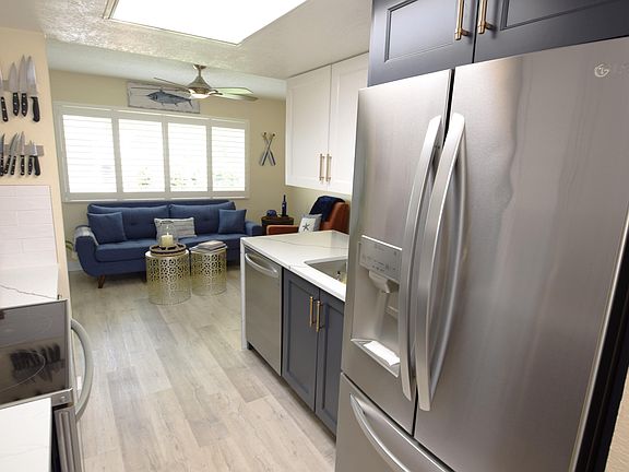 4th image of 532 Beach Park Ln