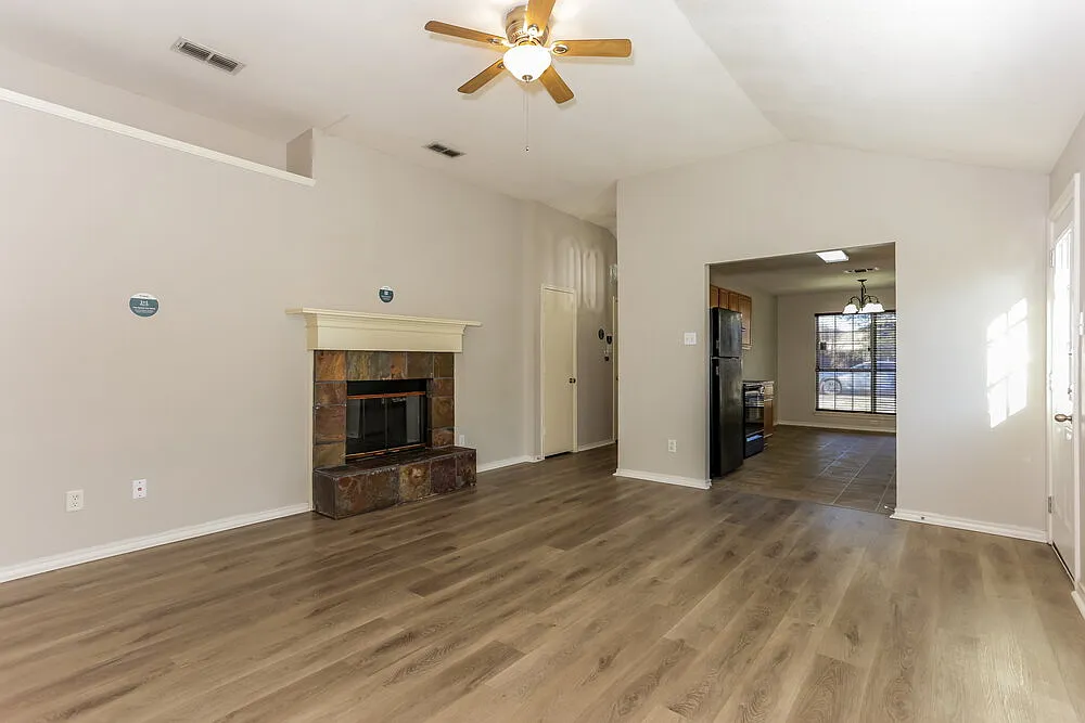 3 bed, 2.0 bath, 1420 sqft, $2,125 — Photo 4