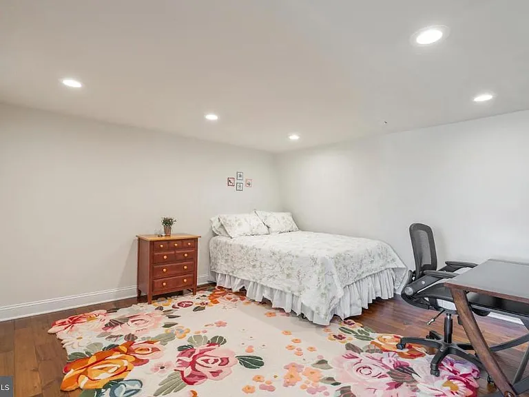 2074 Yorktown S — Photo 32