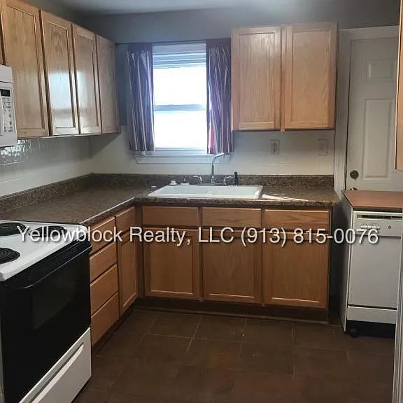 320 E 79th Ter — Photo 6