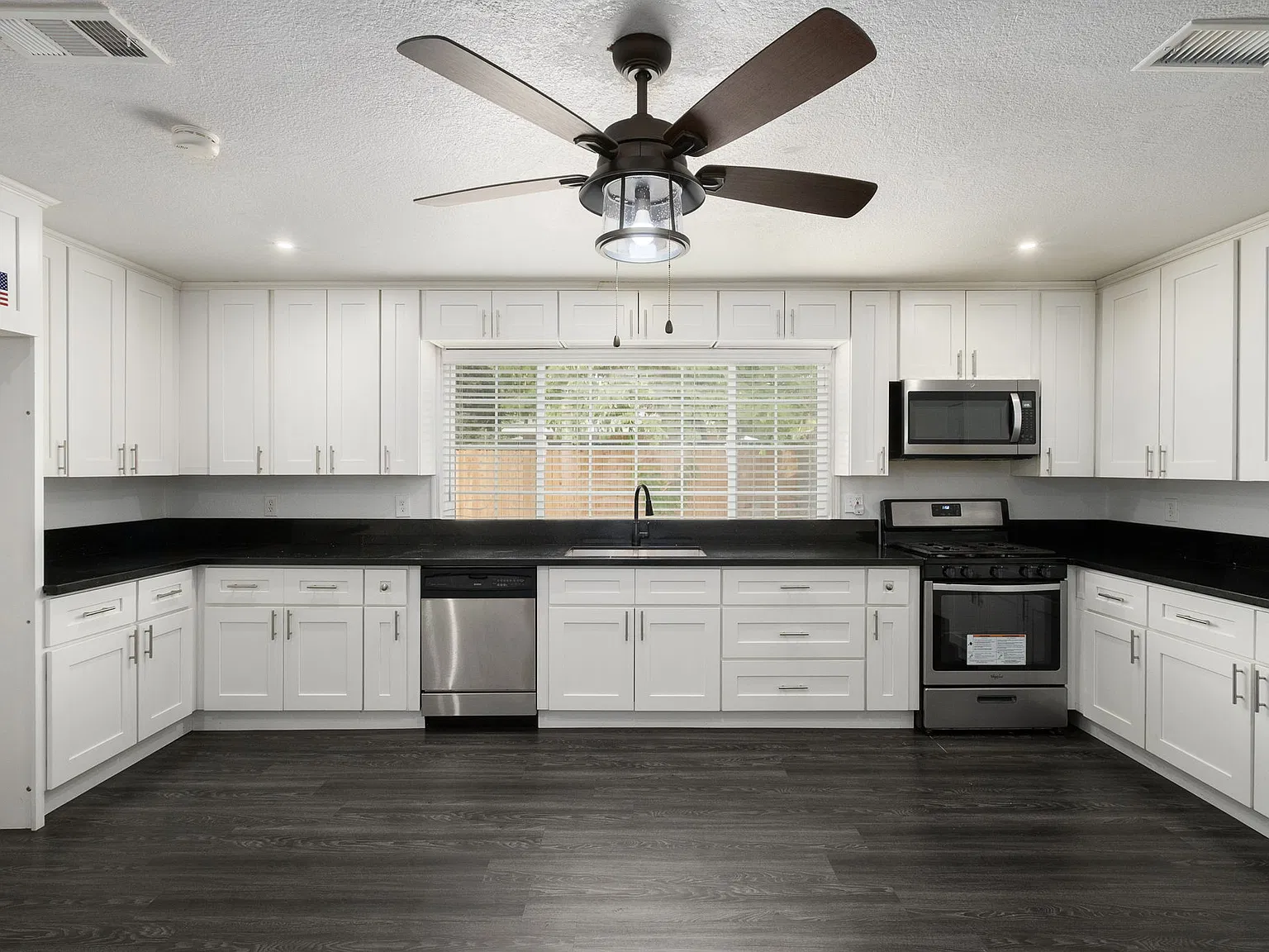 3 bed, 1300 sqft, $2,175 — Photo 4