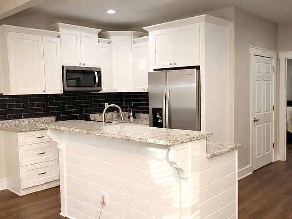 4th image of 305 Capers Rd