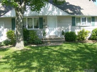 8 Nevada St, Syosset, NY 11791