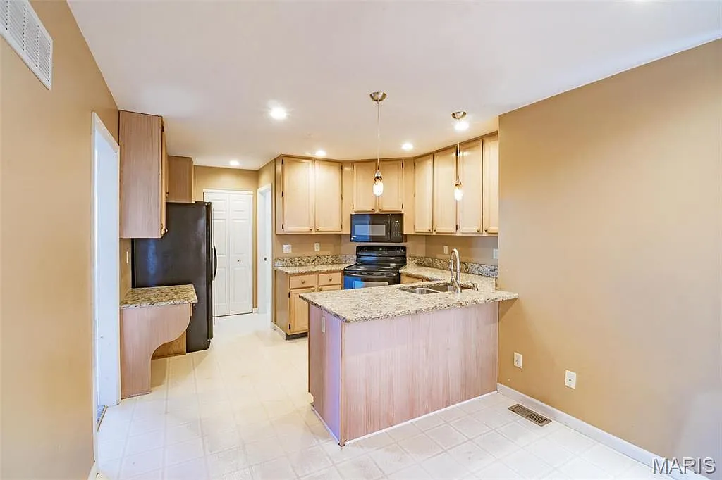 3 bed, 2.5 bath, 1969 sqft, $2,850 — Photo 2