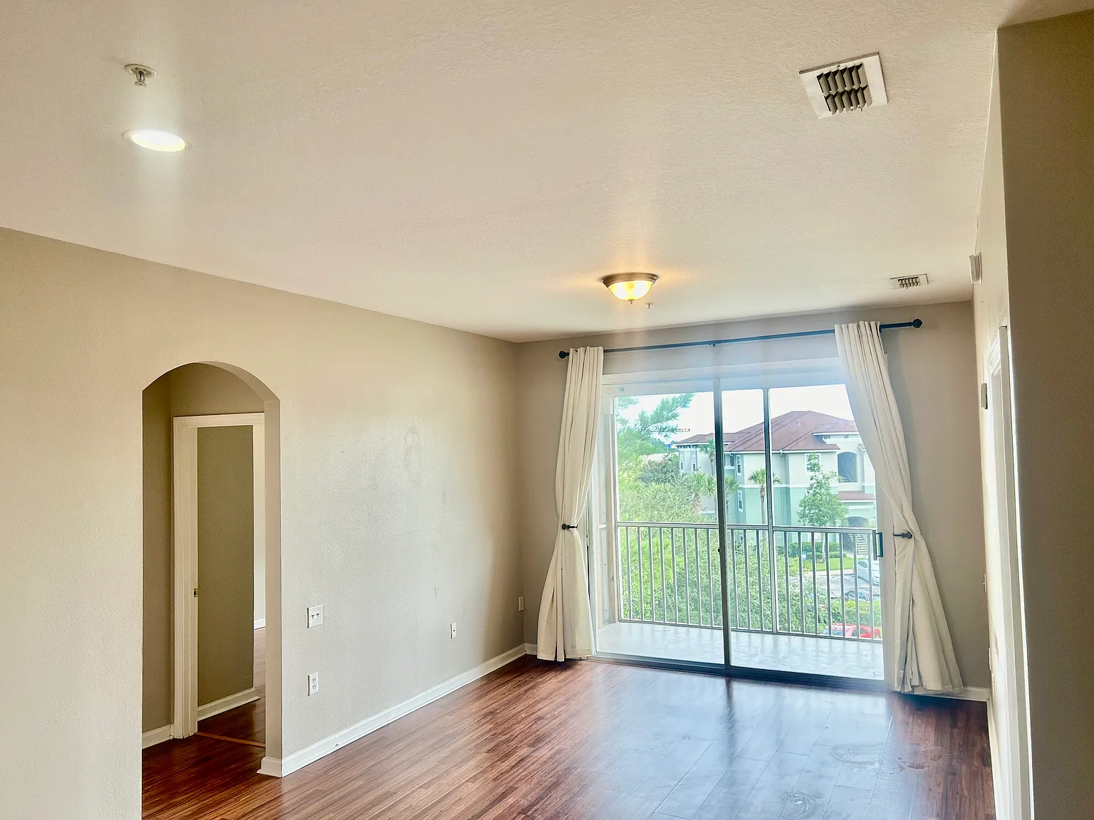 3 bed, 1206 sqft, $1,650 — Photo 3