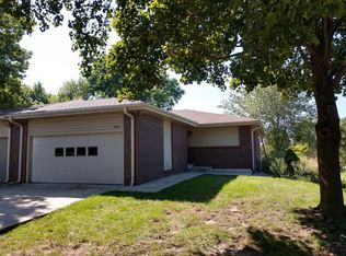 5801 Oakridge Dr, Lincoln, NE 68516