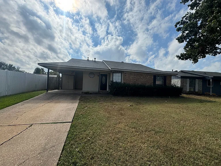 2224 Kirby Smith Dr — Photo 1