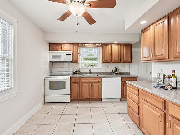 5th image of 106 Lloyd Ave