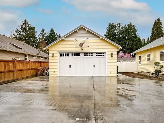 Extra large driveway!! 