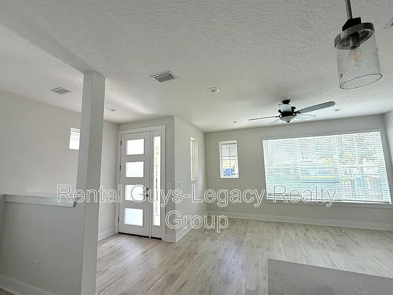409 Crestview Dr — Photo 3