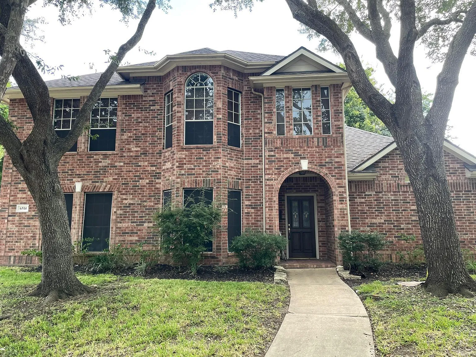4 bed, 2.5 bath, 2704 sqft, $2,600 — Photo 2