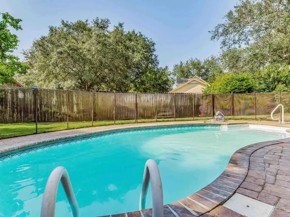 1012 Great Oaks Dr, Gulf Breeze, FL 32563